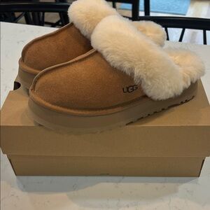 New in box UGG Chestnut Disquette slippers size 8